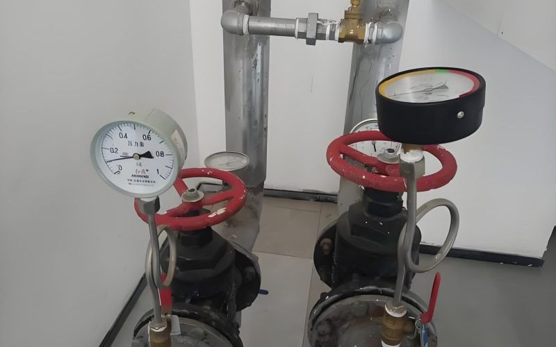 Pressure drop measurement in hydraulic system showing pressure gauges at different points along a pipe with hydraulic fluid flow